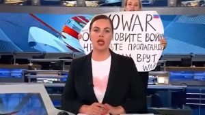 VIDEO: Periodista interrumpe el directo de un informativo de la televisión rusa con un cartel contra la guerra
