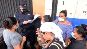 "Lo he buscado en tres delegaciones y no lo encuentro", familiares de detenidos durante régimen de excepción