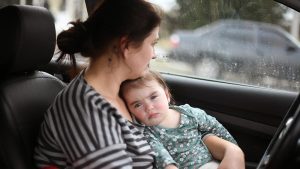 Los hombres dejan a esposas e hijos en las fronteras y vuelven para luchar: el drama de los desplazados en Ucrania