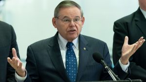 Nueva York acusa de cuantiosos sobornos al senador Bob Menéndez y a su esposa