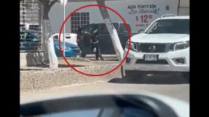 VIDEO: Una niña intenta evitar que sicarios secuestren a su padre
