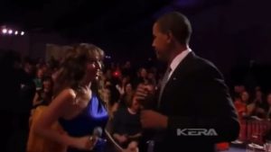 VIDEO: Thalía y Barack Obama compartieron en este sensual baile ante la celosa mirada de Michelle Obama