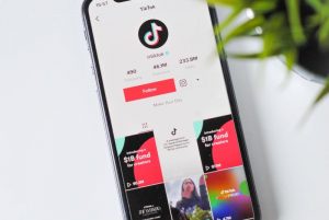 ¿En qué consiste el #BlackoutChallenge que cobró la vida de una niña y sumó una demanda a TikTok?