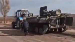 Gitanos ucranianos roban un tanque ruso con un tractor