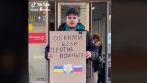 VIDEO. El tiktoker ruso que reparte abrazos en contra de la invasión y logra 16 millones de visualizaciones