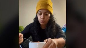 VIDEO. Salvadoreños se alborotan con tiktok sobre las pupusas de joven venezolana