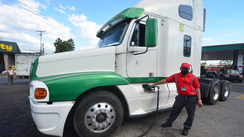 camion recargando con diesel en gasolinera