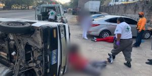 Hombre resulta herido en vuelco de pequeño microbús; en otros accidentes hubo dos motociclistas lesionados