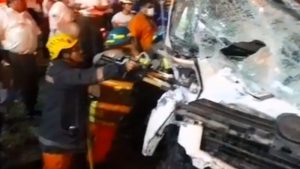Al menos cinco lesionados durante accidente de microbús en carretera a Comalapa