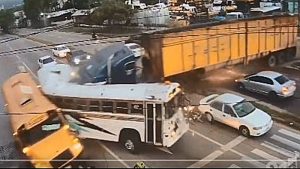 VIDEO: Cámara capta el momento que una rastra impacta a dos buses en Honduras
