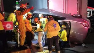 Mueren dos jóvenes tras chocar su vehículo contra una rastra en San Juan Opico