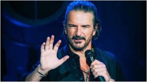 Ricardo Arjona lanza su libro “Blanco y Negro”