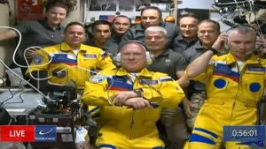 Astronautas rusos usan los colores de Ucrania al abordar Estación Espacial Internacional