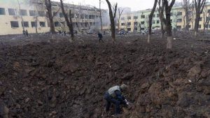 Mueren mujer embarazada y su bebé, símbolos del bombardeo ruso al hospital de maternidad en Mariupol, Ucrania