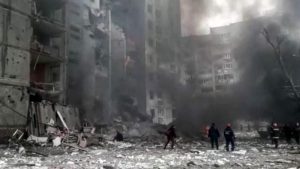 Impactantes videos: Personas intentan huir en medio de estremecedor bombardeo en zona residencial de Ucrania