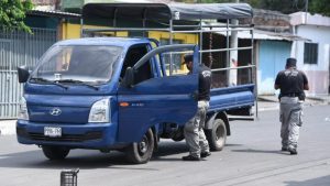 Pick up que trasladaba pasajeros fue atacado a balazos y uno de ellos murió, en Cuscatancingo