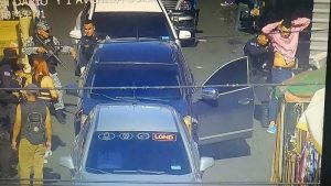 VIDEO: Momento en que la Policía captura a dos presuntos asaltantes en la calle Rubén Darío