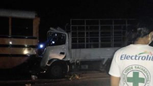 Conductor de camión y acompañante fallecieron tras impactar con bus estacionado en Santa Ana