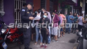 "Acá no hay información; si no se quitan, a todos los voy a meter presos": grita agente policial en bartolinas a familiares de detenidos