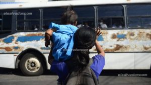 "Lo que más miedo nos da es que está con pandilleros; él no es nada". Familiares buscan información de detenidos