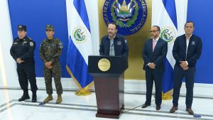 Analistas señalan que medidas aprobadas por la Asamblea revelan "improvisación" en el gobierno de Bukele