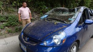 “Fueron 30 segundos de pánico”: Motorista y acompañantes salen ilesos de derrumbe en carretera Los Chorros
