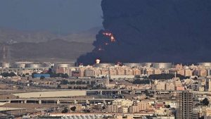 Gigantesco incendio en instalación petrolera de ciudad saudita de Yedá