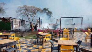 Voraz incendio reduce a escombros un establecimiento en Sunset Plaza, La Libertad