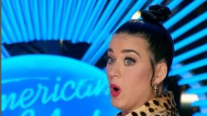 ¡Ups! Katy Perry rompió su pantalón durante su presentación en un show en vivo