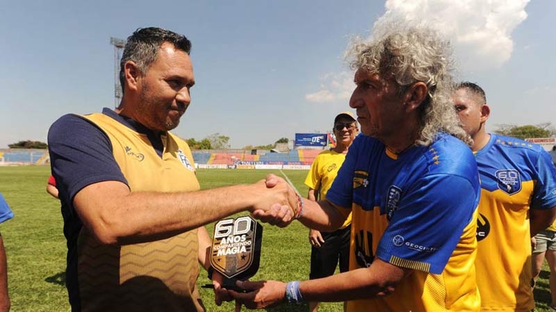magico gonzales fotos historicas de su vida como futbolista (16)