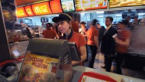 McDonald's cierra temporalmente sus 850 restaurantes en Rusia