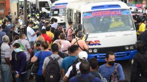 Tras caos en transporte, Gobierno reinstala a algunos motoristas de la ruta 42 y vuelve a cobrar pasaje