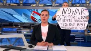 Desaparece periodista que protestó en contra del Kremlin durante transmisión del noticiero central de Rusia