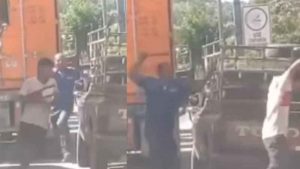 Conductor de rastra persigue con un corvo a otro hombre en un nuevo acto de intolerancia al volante