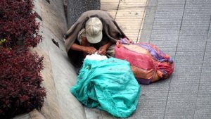 ¡Macabro! Indigente es grabado comiéndose un gato por las calles de México