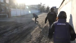 Periodista británico resulta herido por disparo en Ucrania