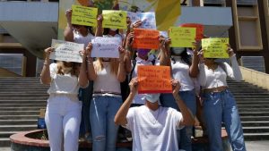 "Quiero ayudar al país como buen médico, pero ustedes nos desaniman": Protestan alumnos en la UES