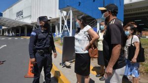 "Es una informalidad": Salvadoreños se quejan de cierre de megacentro de vacunación en primer día de régimen de excepción
