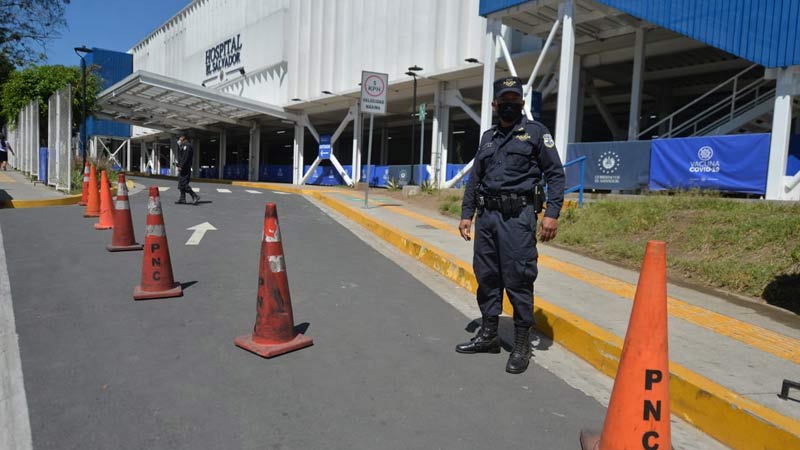 regimen-de-excepcion-deja-sin-vacunacion-en-hospital-el-salvador10