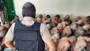 Denuncian red de corrupción en centros penales: familiares pagan hasta $1,500 por visitar a presos
