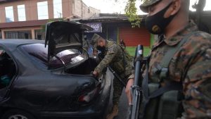 Retenes y militarización: abogados temen por abusos en régimen de excepción