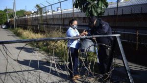 "La orden que hemos recibido es que usted solo sale por trabajo, cita médica o a estudiar". Policías y militares instalan retén en comunidad de Santa Tecla