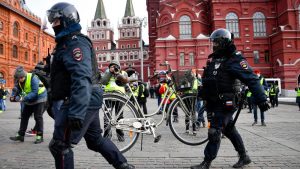 Policía de Rusia detiene a un ciudadano por llevar una página en blanco