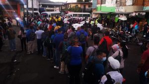 Desorden en punto de microbuses 42 y 152 luego que gobierno se apoderó de unidades de transporte