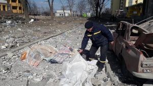 Ciudad ucraniana de Chernígov fue "bombardeada toda la noche" pese a promesas rusas