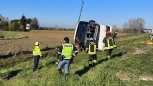 Tragedia: Autobús que trasladaba ucranianos refugiados a Italia, pierde el control en fuerte accidente dejando un fallecido