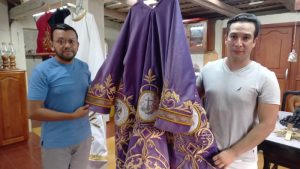 Así busca “dignificar las imágenes” Juan Campos, el artesano de la confección religiosa