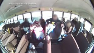 Auto choca contra un autobús escolar, haciendo que varios niños salgan volando en EEUU