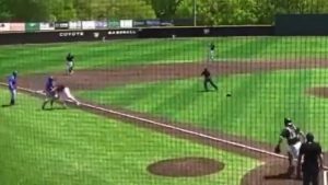 VIRAL: Jugador taclea a beisbolista del equipo contrario por hacer un home run