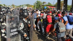 VIDEO: Caravana migrante se enfrenta con guardias nacionales en México